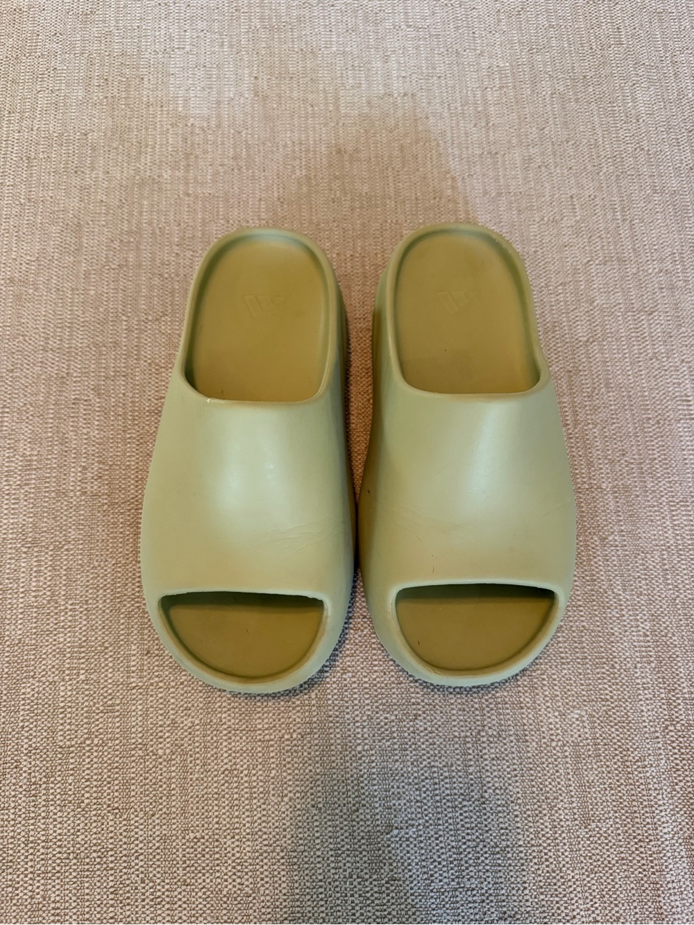 Adidas Yeezy slide Youth size 3
